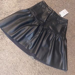 BRAND NEW Zara pleated faux leather skirt.. size small